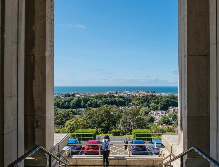 vue de la mer à travers la porte du musée.