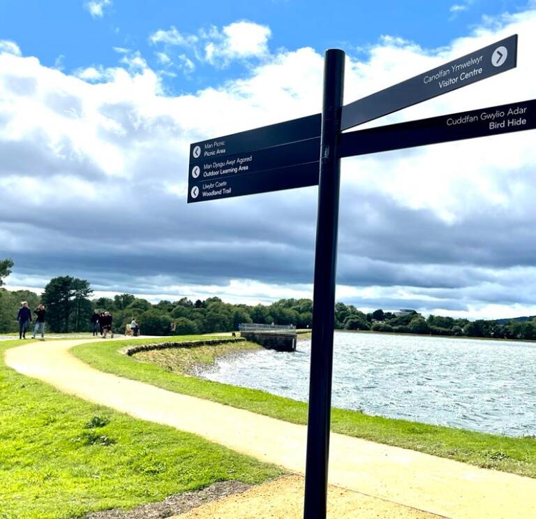 A signpost in front of the reservoir.