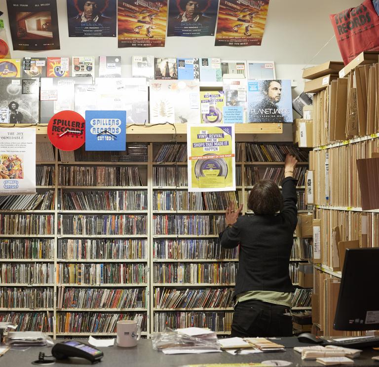 Une collection de disques sur les étagères d'un magasin de disques.