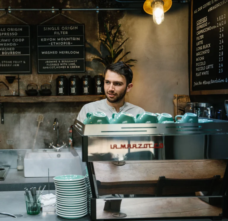 Kaffee für Kunden hinter der Theke zubereiten