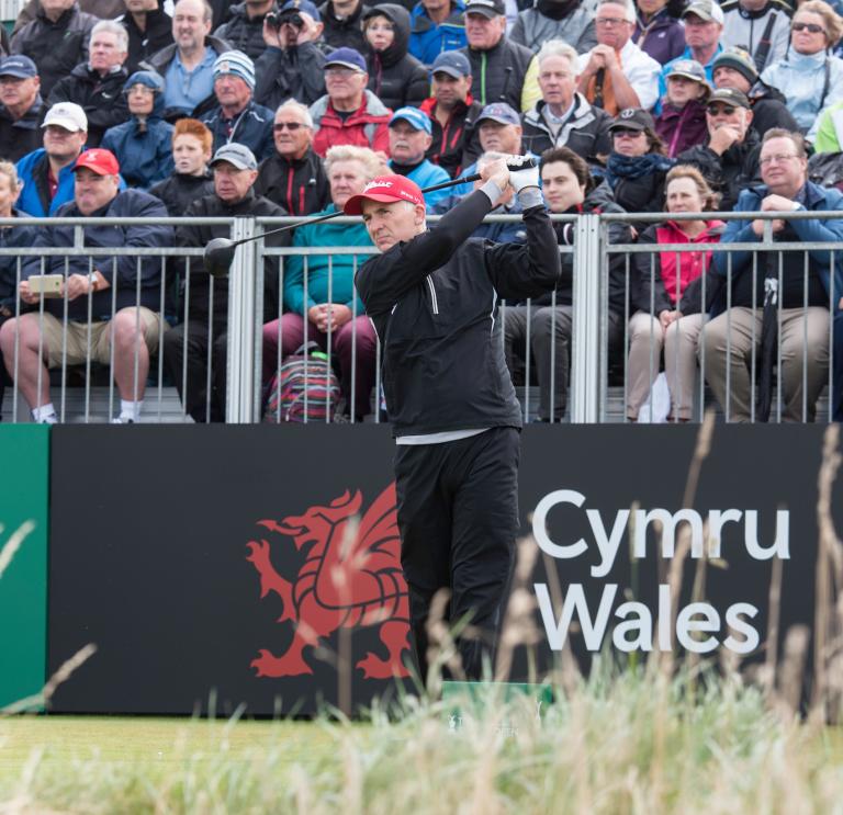 Phil Price en train de jouer au golf lors du Senior Open 2017 Royal Porthcawl Golf Club pendant qu’une foule le regarde.