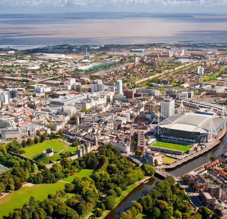 Luftaufnahme des Stadtzentrums und Bristol Channel, Cardiff, Südostwales