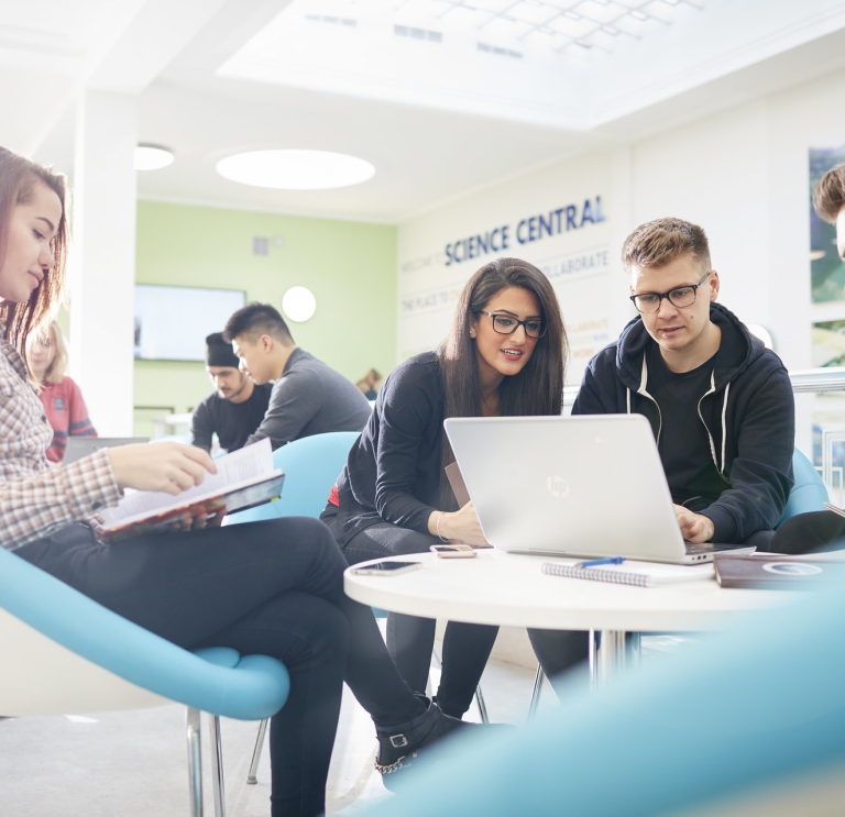 Les étudiants devant un ordinateur portable et les notes