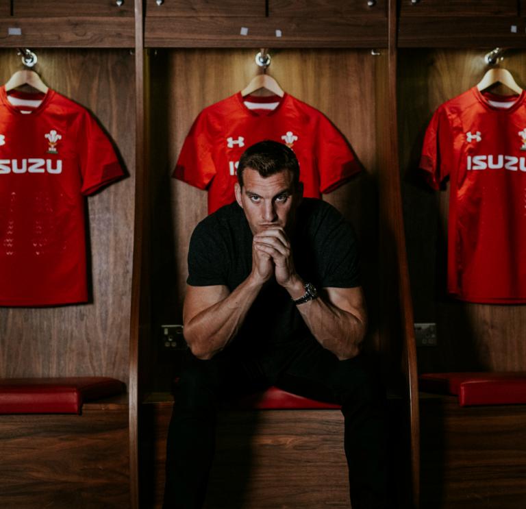 Sam Warburton en el vestuario del equipo de rugby de Gales mirando por la lente de la cámara.