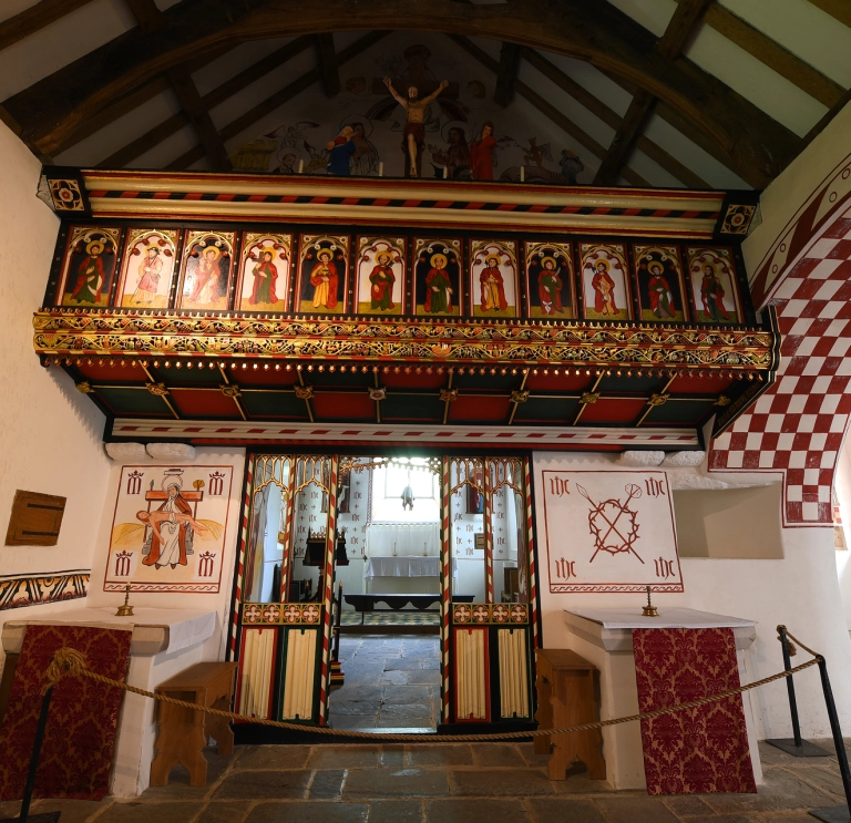 interior de la iglesia con paredes muy decorativas.