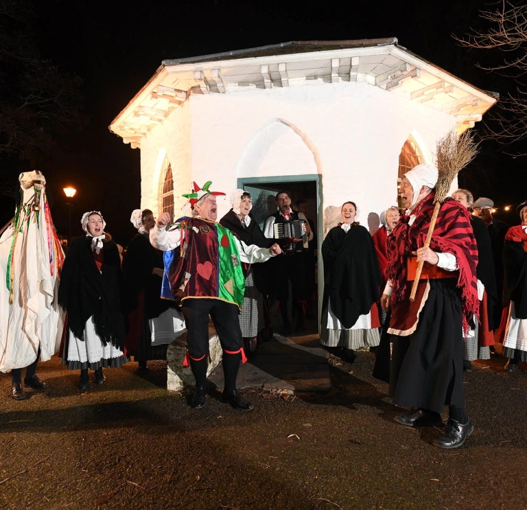  Mari Lwyd und Tänzer