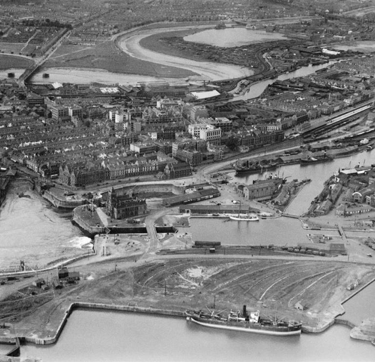Imagen aérea en blanco y negro de los muelles de Cardiff (histórico)