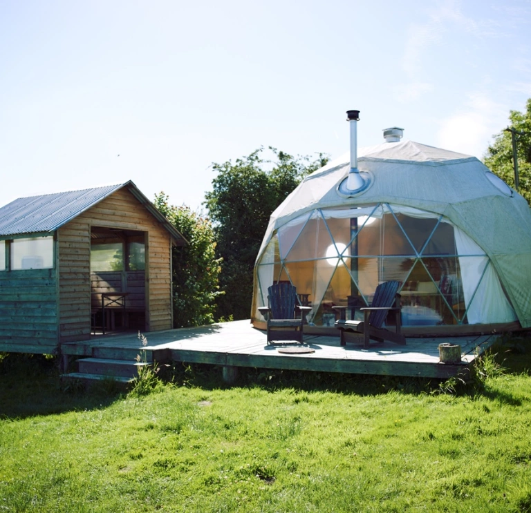 Glamping-Hütte inmitten einer grünen Wiese bei Fforest in Cardigan, Ceredigion.