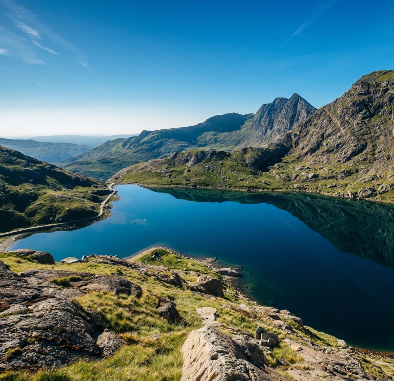 Lago azul rodeado de altas montañas.