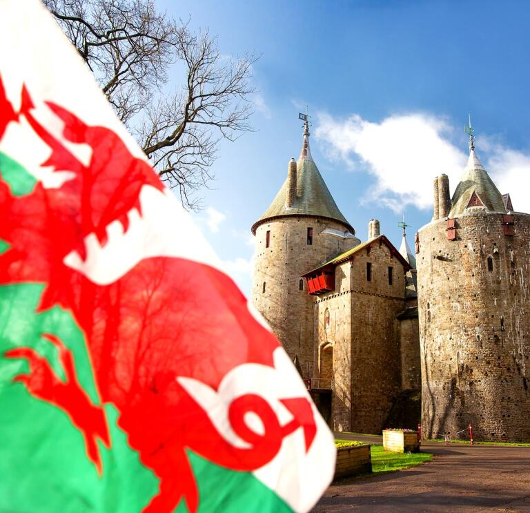 Blick auf Castell Coch, mit der walisischen Flagge im Vordergrund.