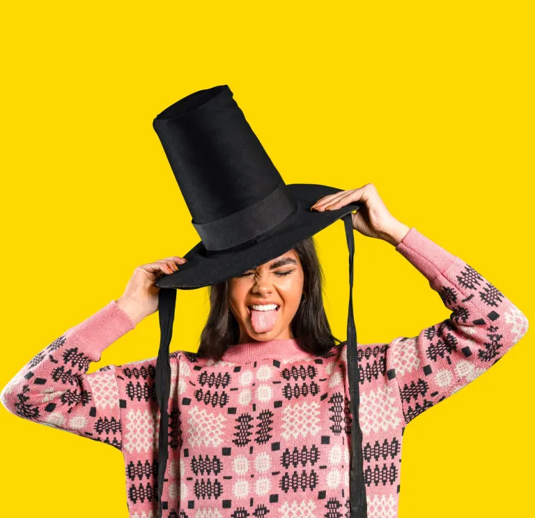 Femme portant un chapeau gallois et tirant la langue