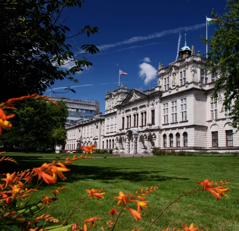Le bâtiment principal de l'Université de Cardiff vu de l'extérieur par une belle journée ensoleillée