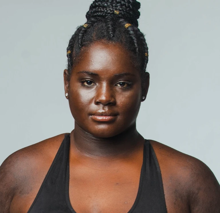Una fotografía retrato de la atleta paralímpica Funmi Oduwaiye