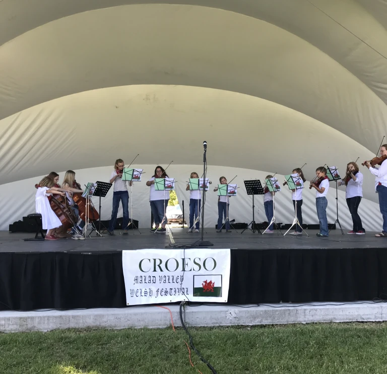 Una orquesta tocando en un escenario.