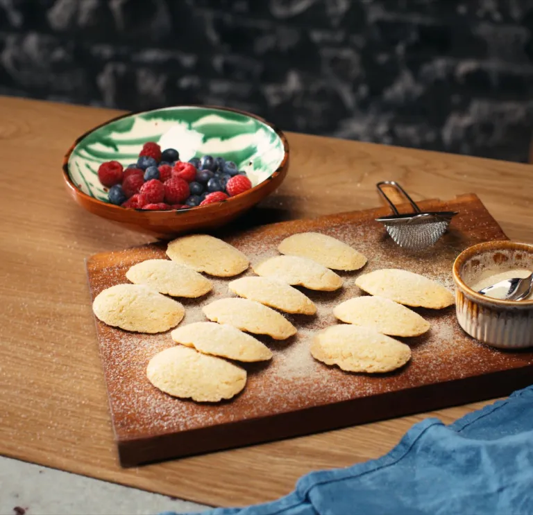 Ein schön präsentiertes Holzbrett mit walisischen Aberffraw-Keksen, die mit Zucker bedeckt sind.