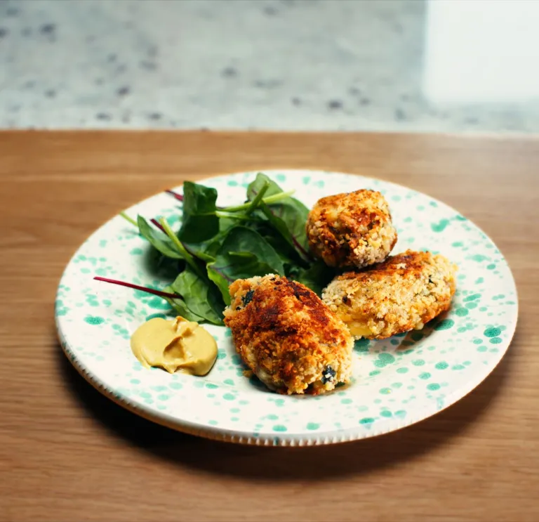 Ein wunderschön angerichteter Teller mit Glamorgan-Würstchen und Salat als Beilage.