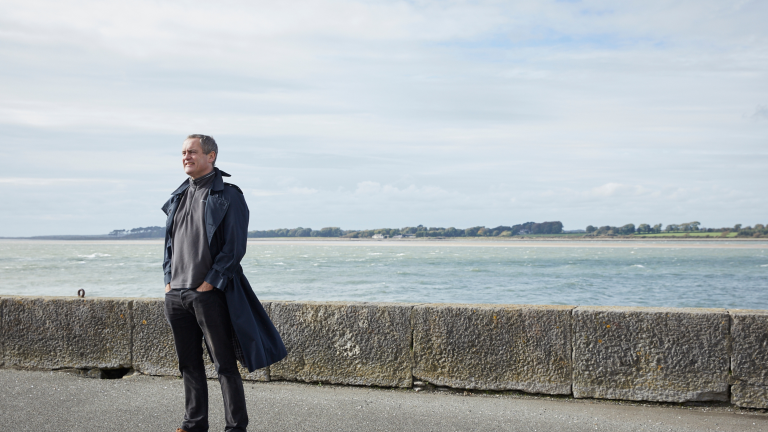 Ifor ap Glyn mit Blick auf das Meer