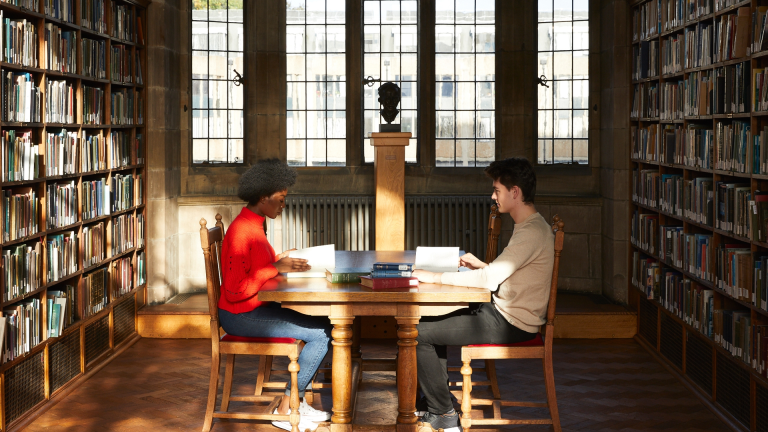 estudiantes en la biblioteca de la Universidad de Bangor