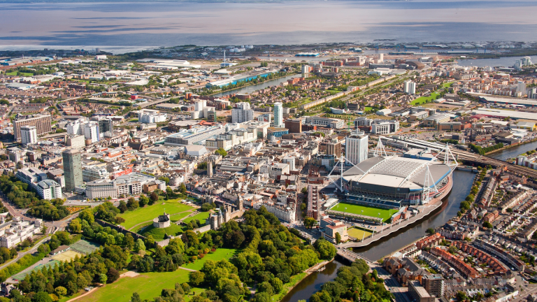 Luftaufnahme des Stadtzentrums und Bristol Channel, Cardiff, Südostwales