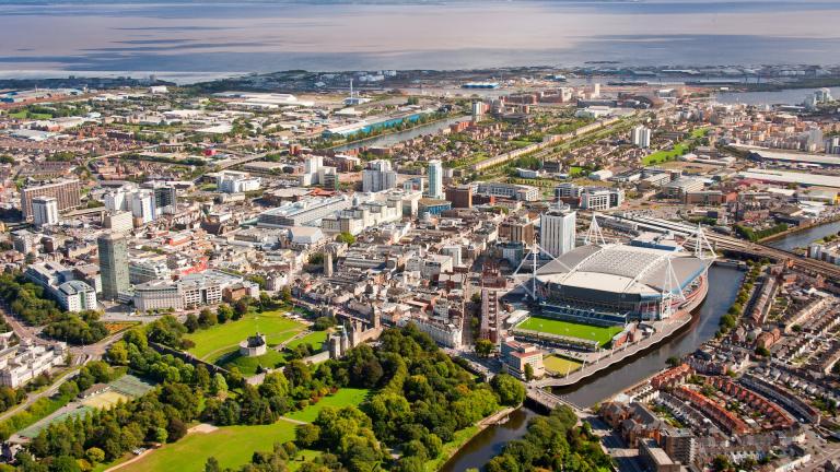 Vista aérea del centro de la ciudad y el canal de Bristol, Cardiff, sureste de Gales