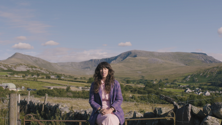 Lisa Jen sentada en un muro en Snowdonia.
