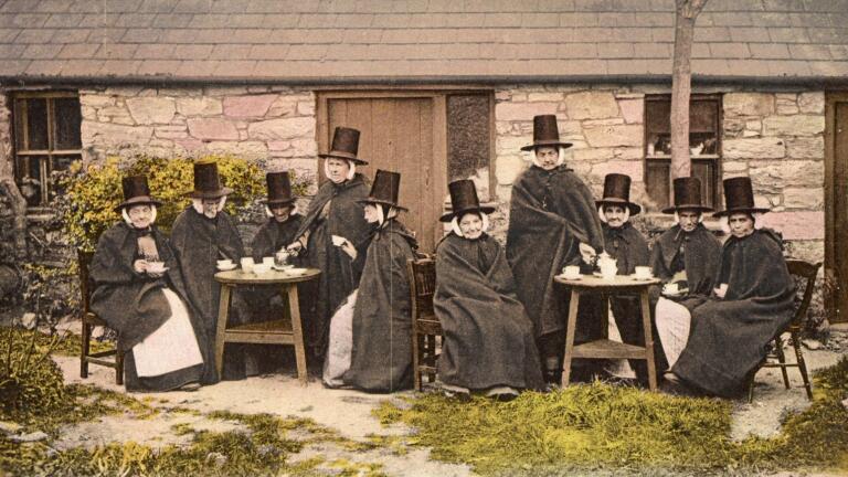 Eine alte Postkarte, die walisische Frauen in Tracht zeigt