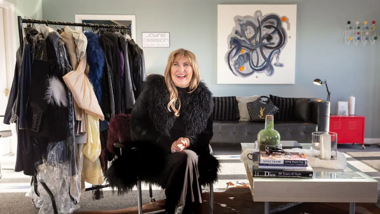 Modedesignerin Jayne Pierson in ihrem Studio