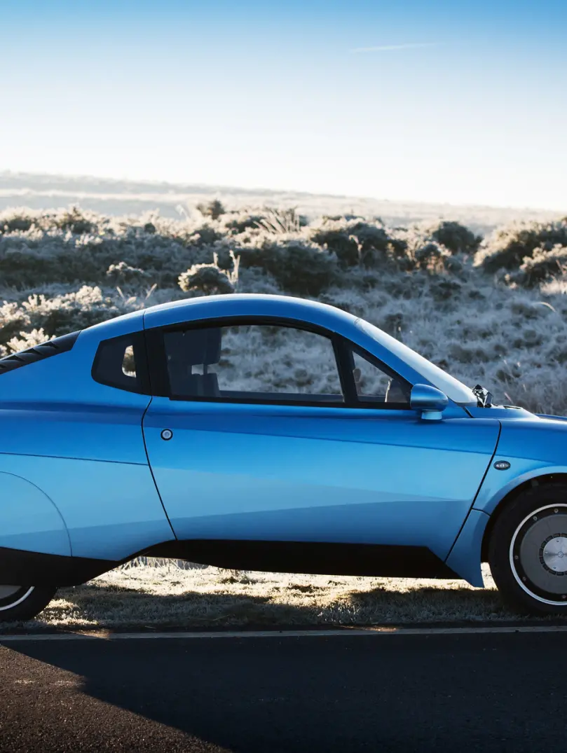 Seitenansicht des Riversimple Rasa Wasserstoffauto auf Wüste Hintergrund