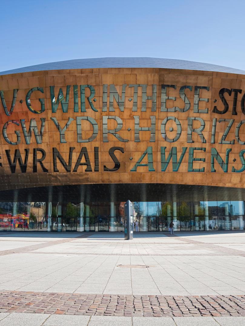 Exterior de la inscripción bilingüe Wales Millennium Centre mostrando