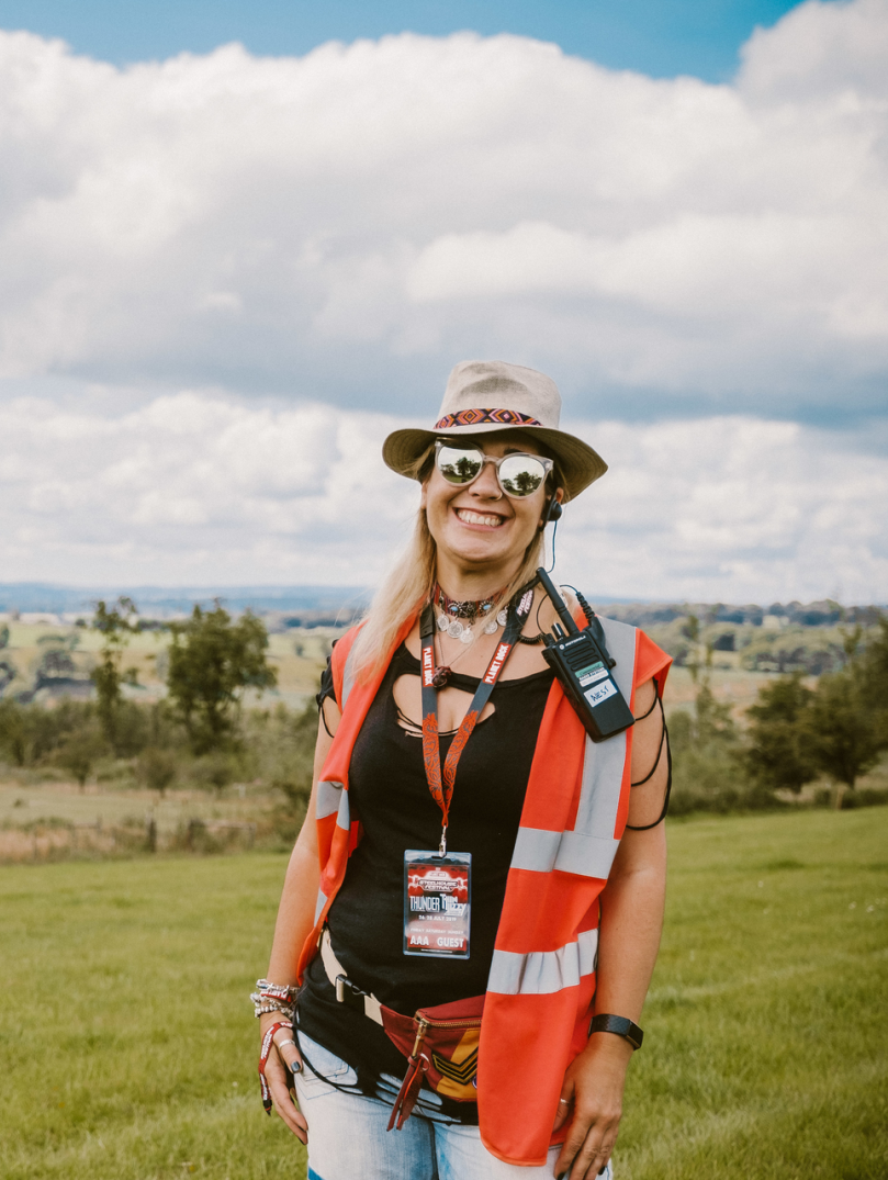 Sarah Price, mayordomo del Festival Steelhouse con el campo de fondo.