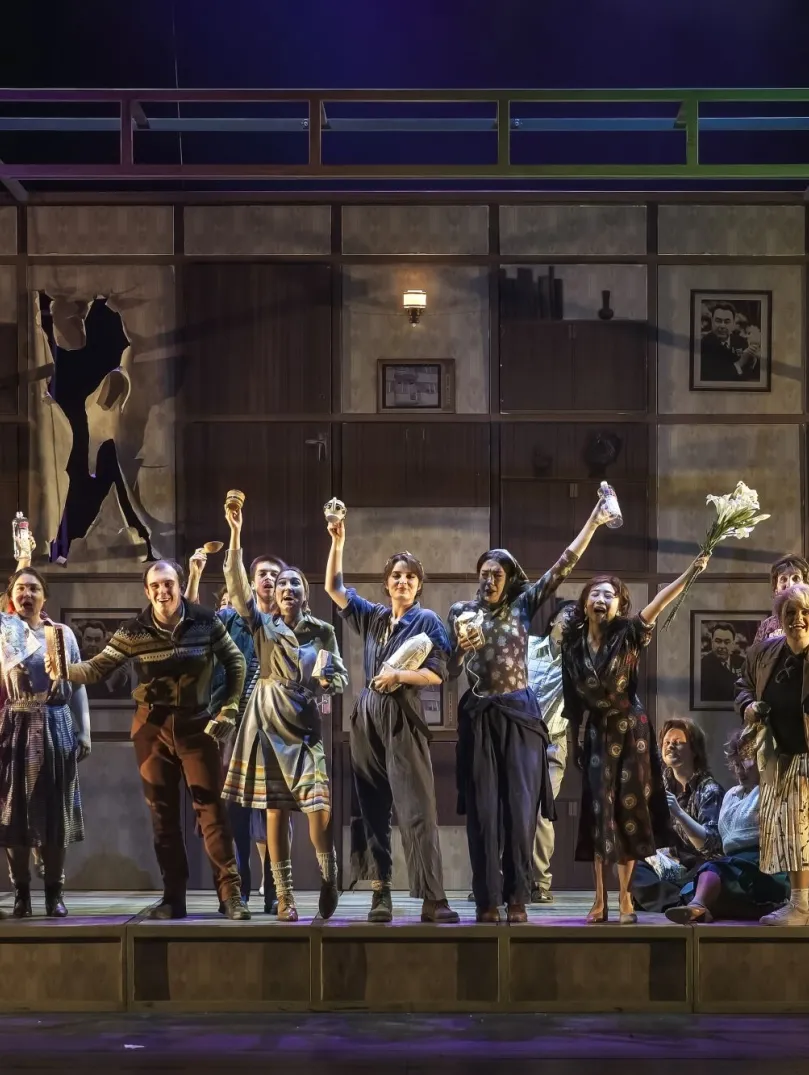 El elenco de una gran producción de ópera actuando en escenario