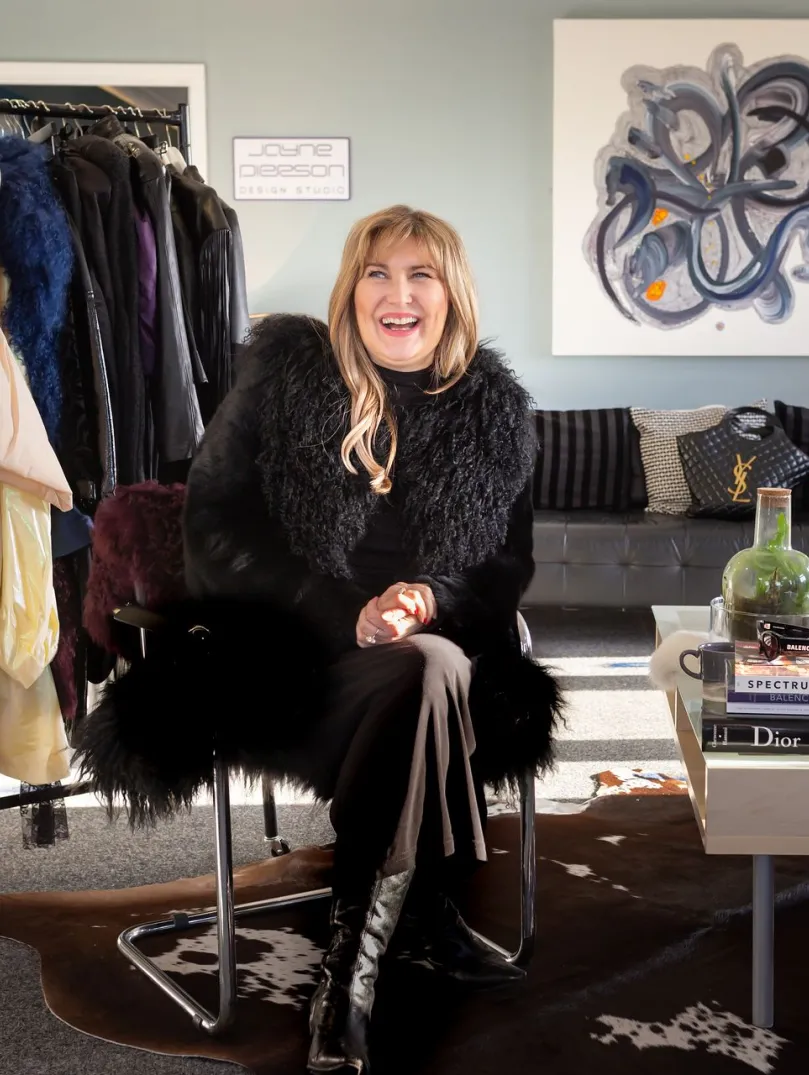 La diseñadora de moda Jayne Pierson en su estudio