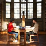 estudiantes en la biblioteca de la Universidad de Bangor
