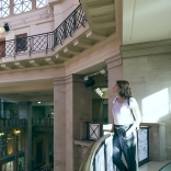Nachschlagen im National Museum Cardiff weiblich