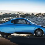 砂漠を背景にしたリバーシンプル社の水素自動車「ラサ」の側面図