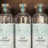 Bouteilles de gin originales Dyfi, alignés sur une étagère