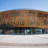 Außenseite des Wales Millennium Centre zeigt zweisprachige Inschrift