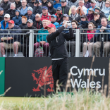 Phil Price en train de jouer au golf lors du Senior Open 2017 Royal Porthcawl Golf Club pendant qu’une foule le regarde.