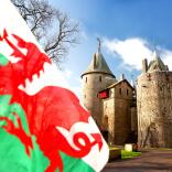 前景にウェールズの旗が見えるコッホ城の景色