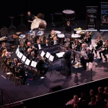 Un grupo de personas tocando instrumentos