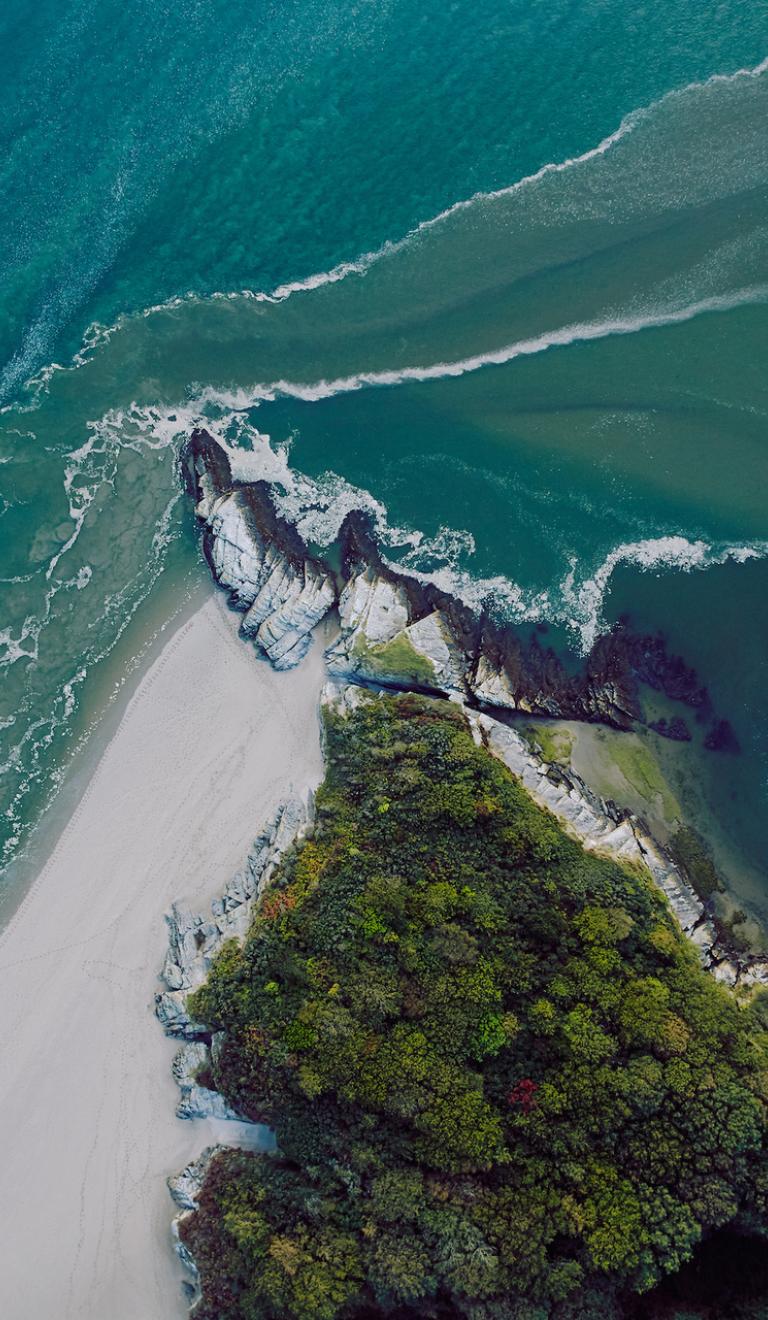 Luftbild der Küste und des Meeres.