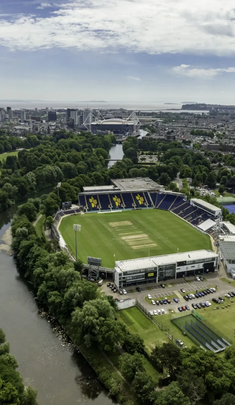 Photographie aérienne montrant le terrain de cricket de Sophia Gardens à côté de la rivière Taff, au cœur de Cardiff.